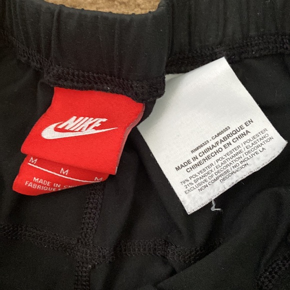 Black shiny Nike leggings size medium - Picture 3 of 3